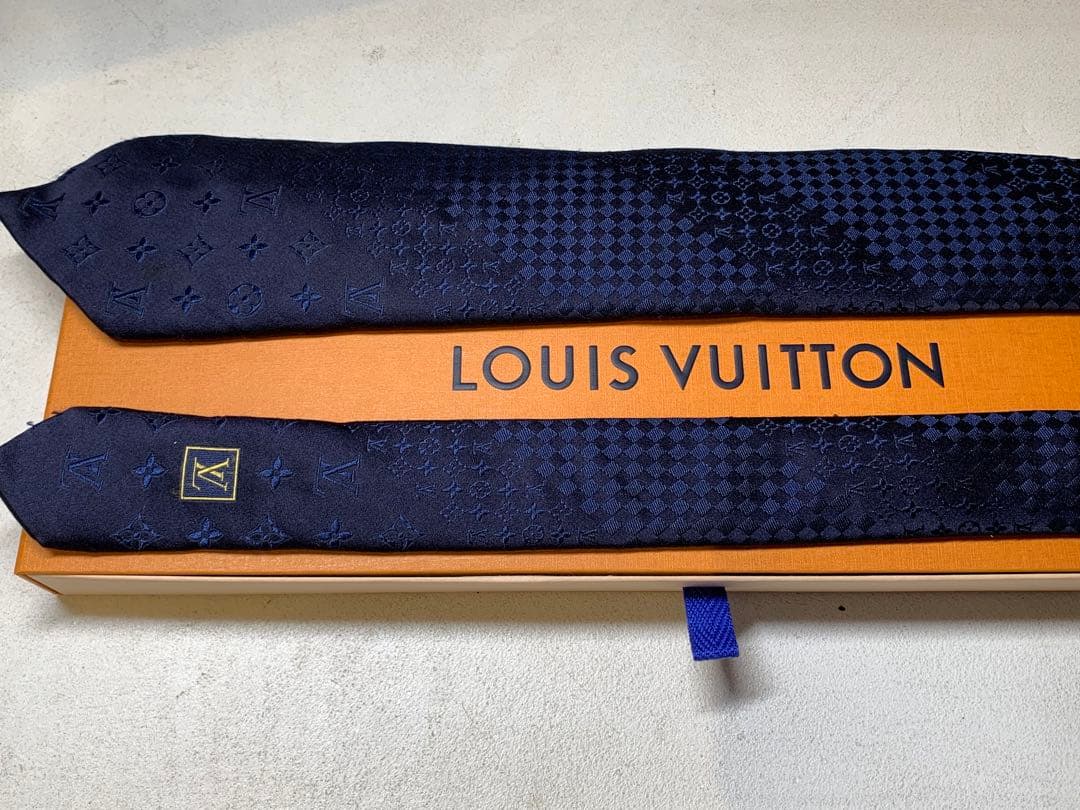 【極美品】LOUIS VUITTONネイビー　ネクタイ シルク100%