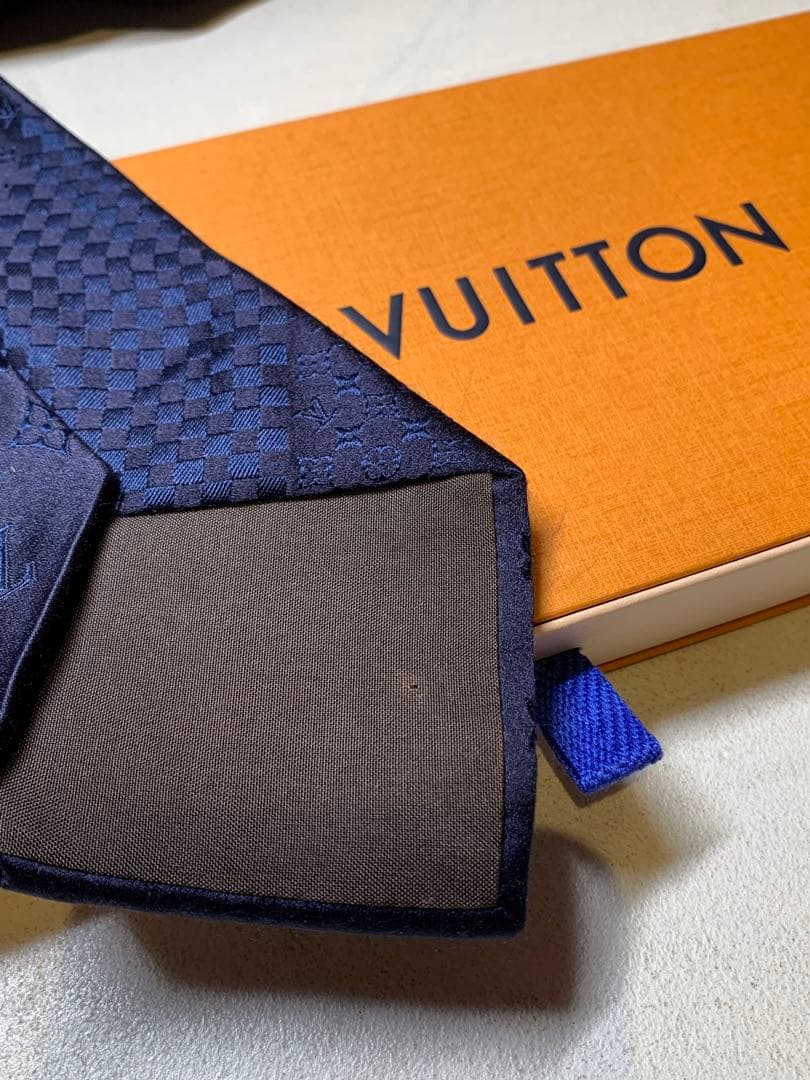 【極美品】LOUIS VUITTONネイビー　ネクタイ シルク100%