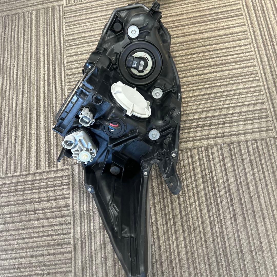 トヨタ30プリウス後期型ヘッドライト左右セット★美品です。