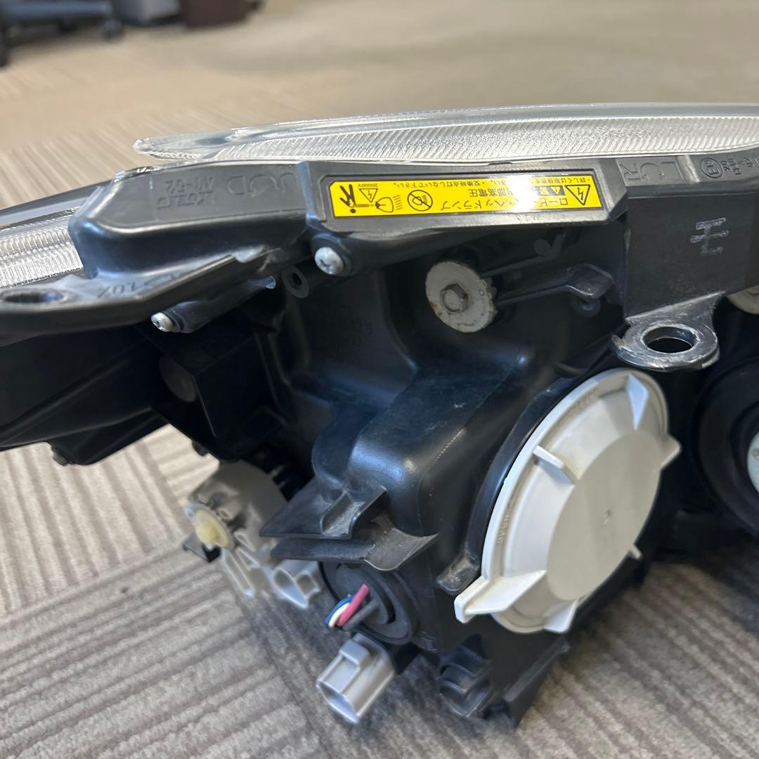 トヨタ30プリウス後期型ヘッドライト左右セット★美品です。