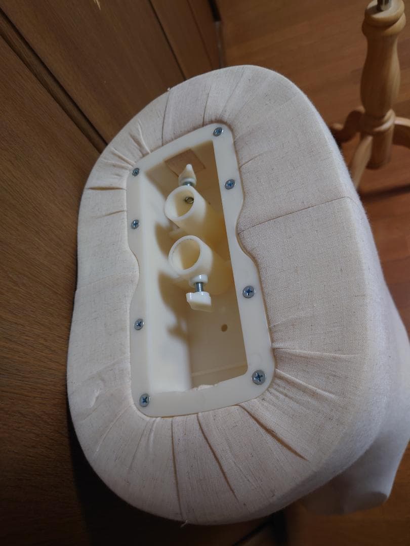 トルソー 布製ベージュマネキン 土台付き 男性 上半身 木製首 撮影用