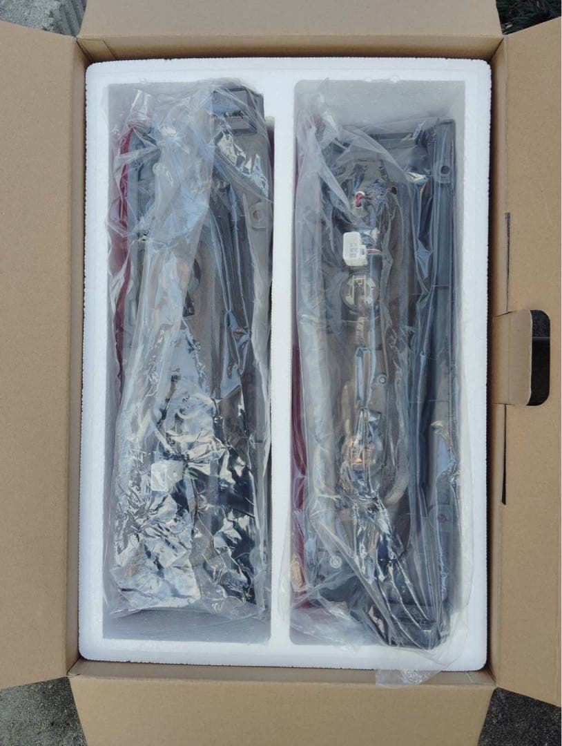 8型　新車外し　ハイエース　200系　純正テールランプ