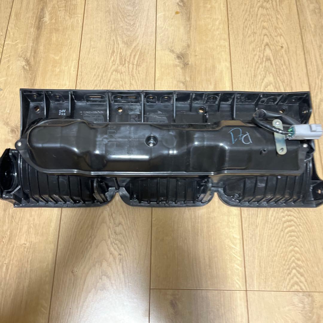 純正テールランプ　トラック　大型　いすゞ　新車外し　左右