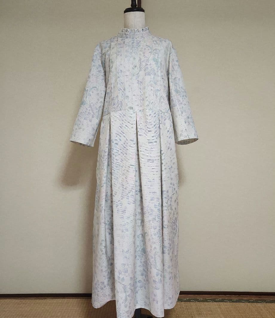フリルスタンドカラーのワンピース　ゆったり　ピンタック　白大島紬　着物リメイク