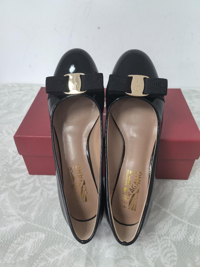 【極美品】フェラガモ ローヒール 23cm ブラック ゴールド金具人気定番モデル
