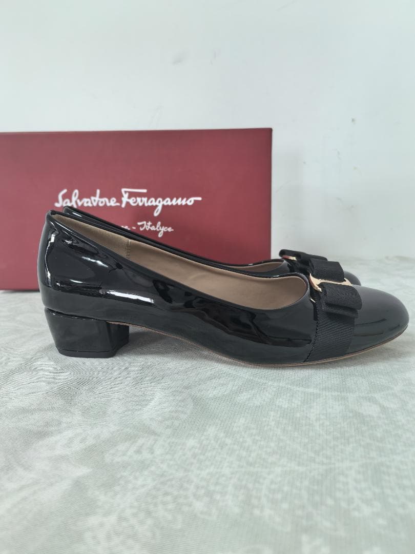 【極美品】フェラガモ ローヒール 23cm ブラック ゴールド金具人気定番モデル