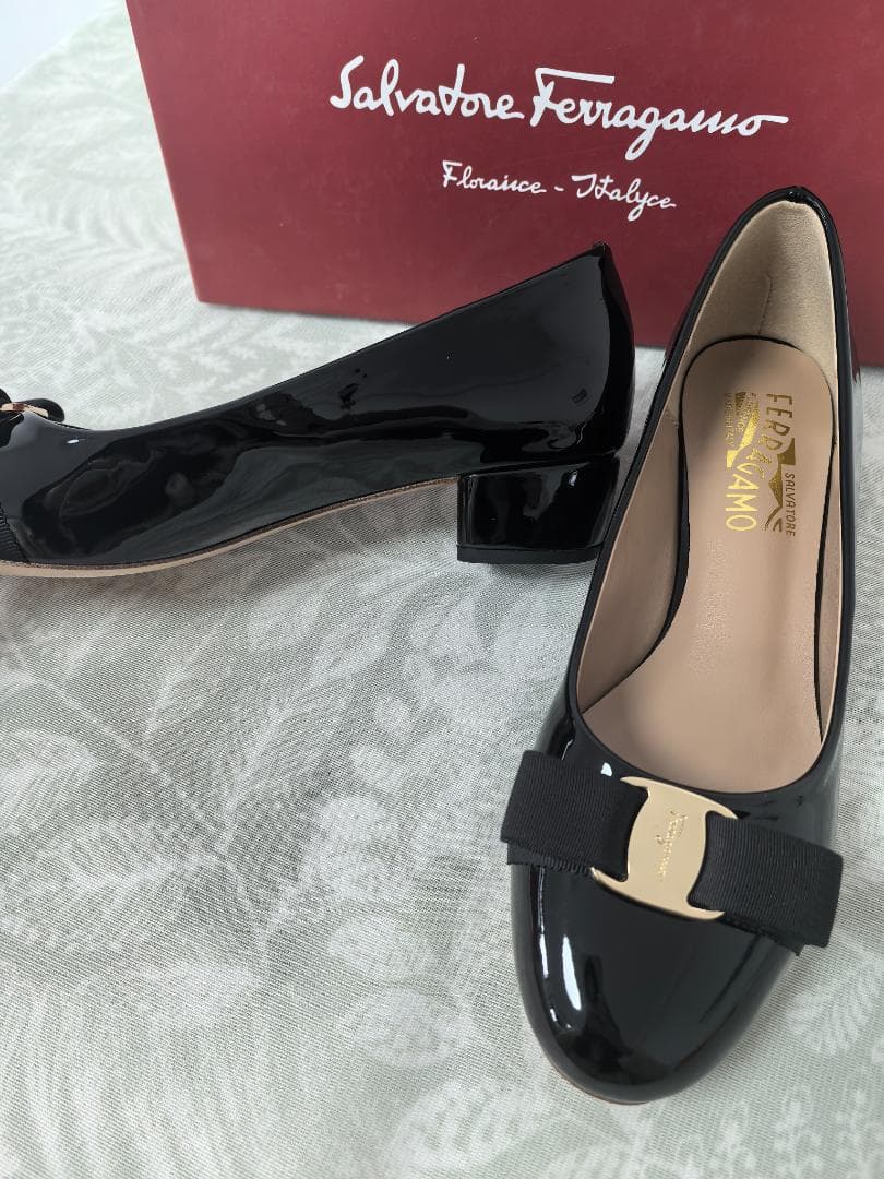【極美品】フェラガモ ローヒール 23cm ブラック ゴールド金具人気定番モデル