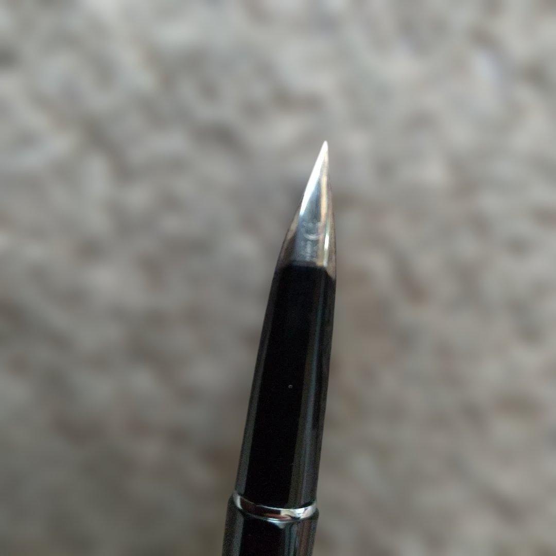 黒と銀色のキャップ式万年筆 ペン先 18k 750