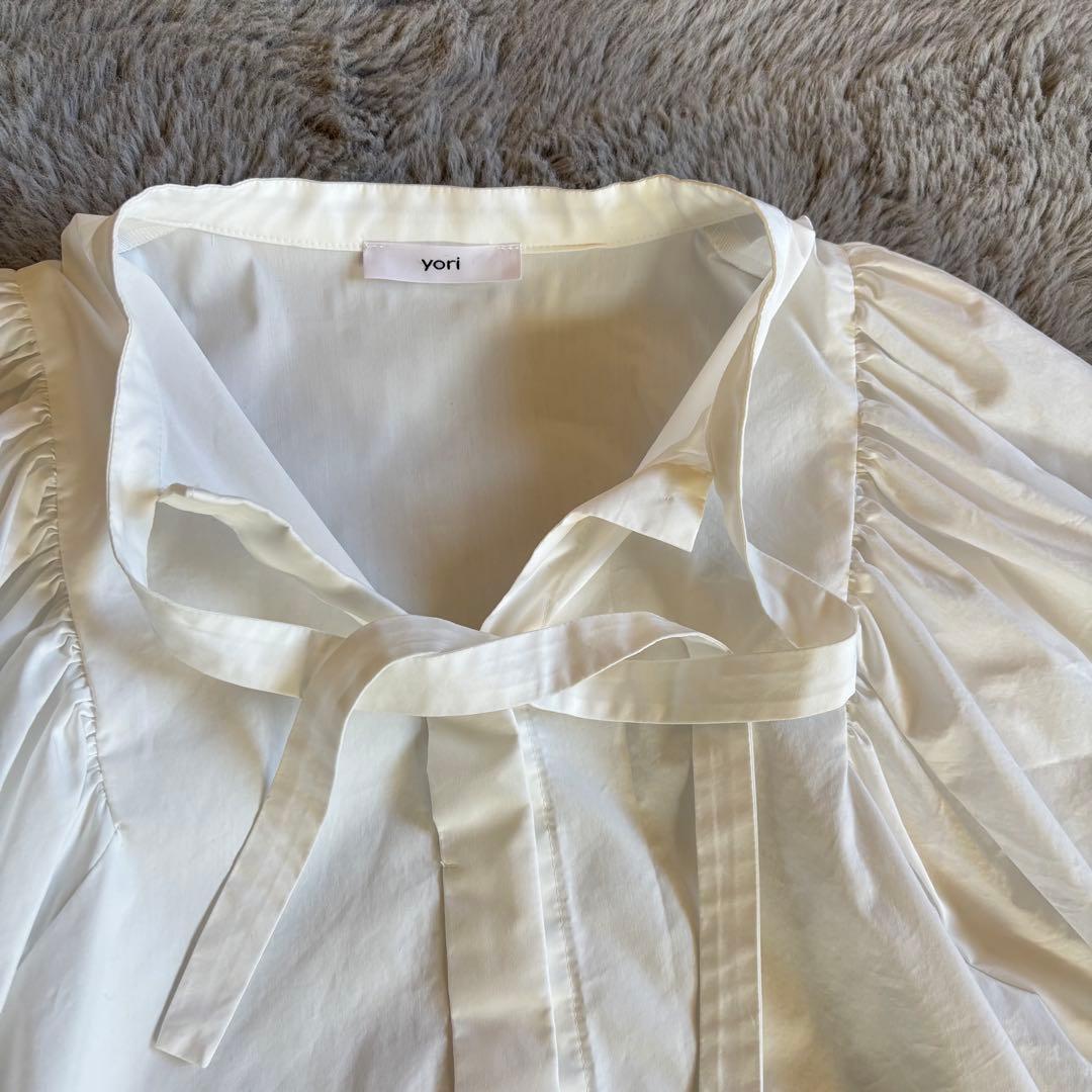 【イロハ】yori ホワイトバルーンスリーブシャツ　ブラウス