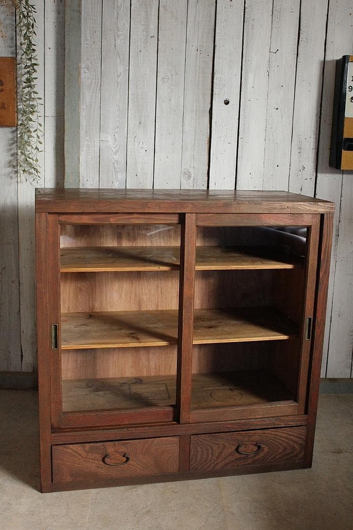 uym　古く味のある木製のガラス戸棚　引き出し2杯