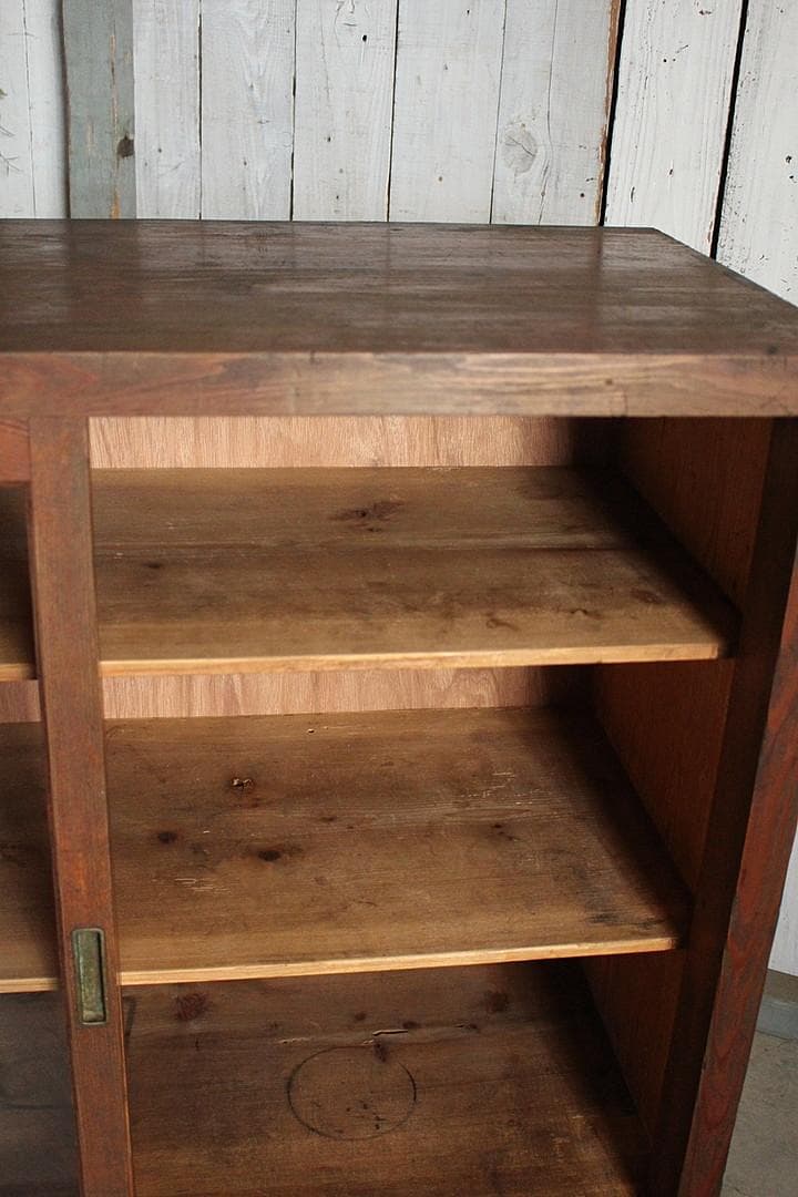 uym　古く味のある木製のガラス戸棚　引き出し2杯