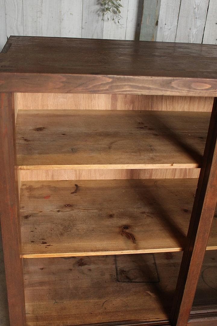 uym　古く味のある木製のガラス戸棚　引き出し2杯