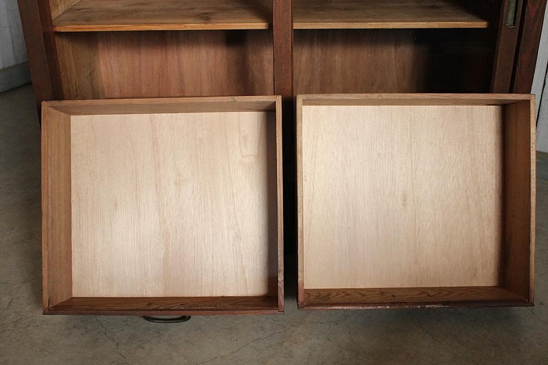 uym　古く味のある木製のガラス戸棚　引き出し2杯