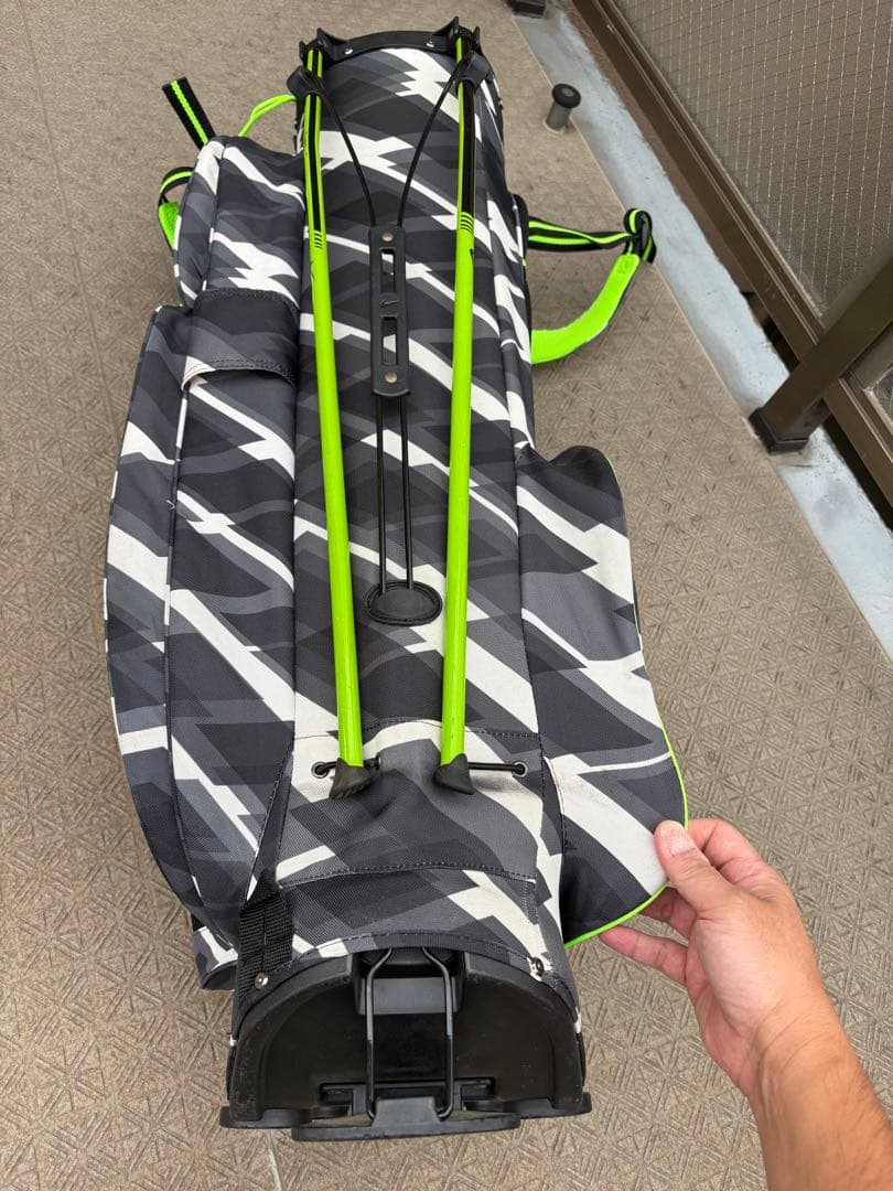 Nike 軽量キャディバッグ 迷彩　自立スタンド　フード付き