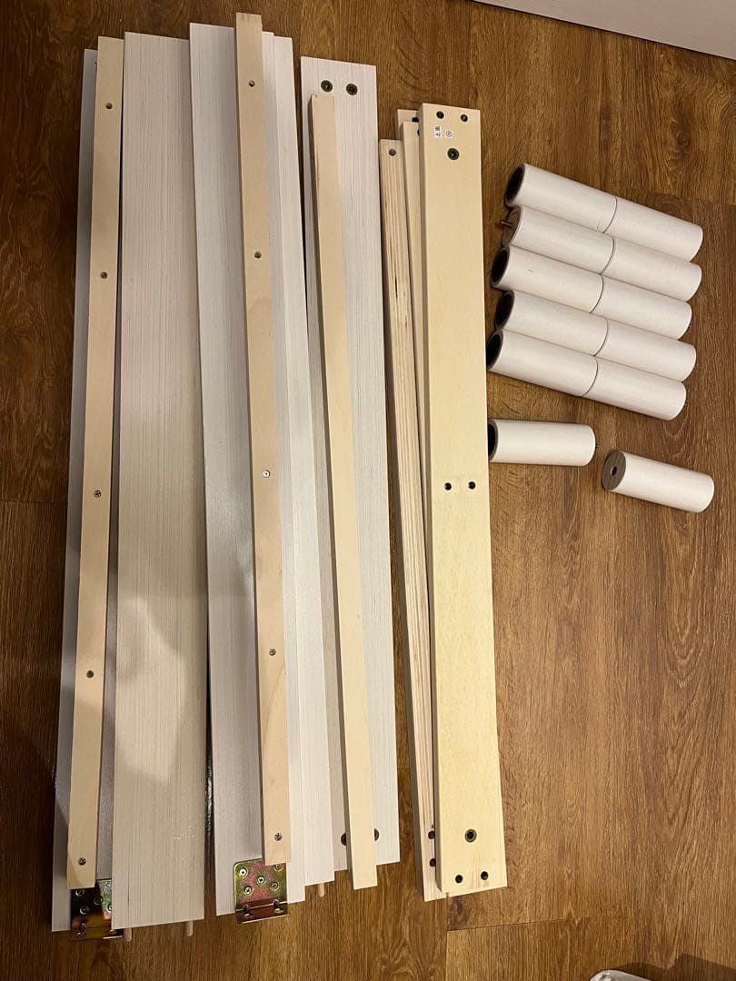 木製シングルベッドフレーム　ブックシェルフ、二口コンセント 付き