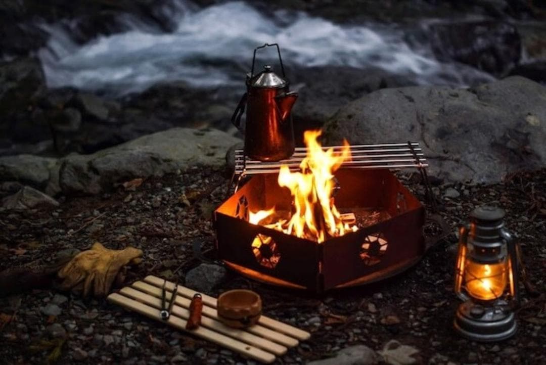 A38grate ウッドテーブルとロストルとケースが組み合わされた多機能テーブル