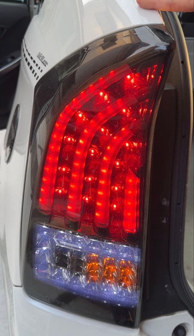 30 プリウス ヴァレンティ スモーク 流れる シーケンシャル テールランプ