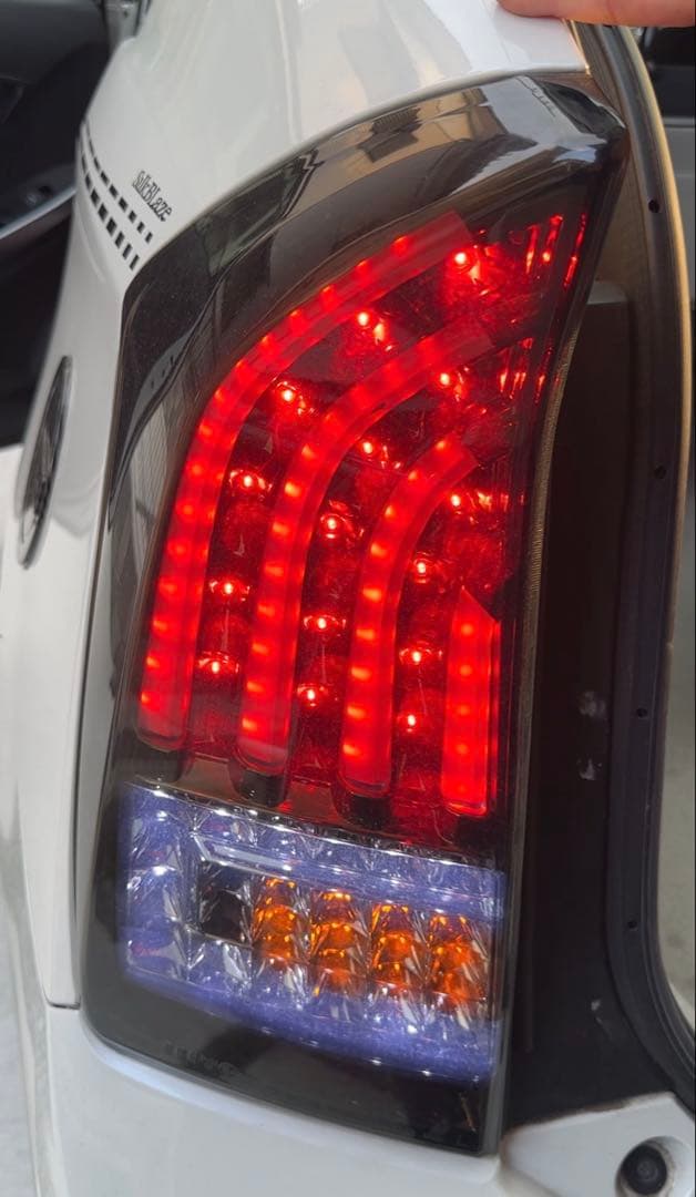 30 プリウス ヴァレンティ スモーク 流れる シーケンシャル テールランプ