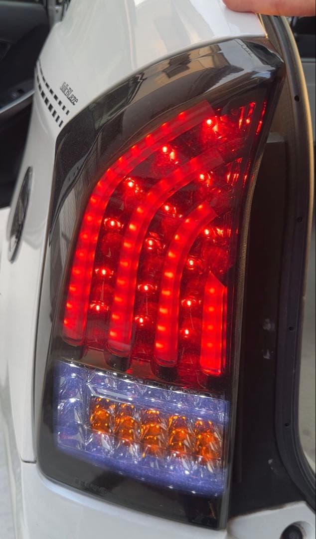 30 プリウス ヴァレンティ スモーク 流れる シーケンシャル テールランプ