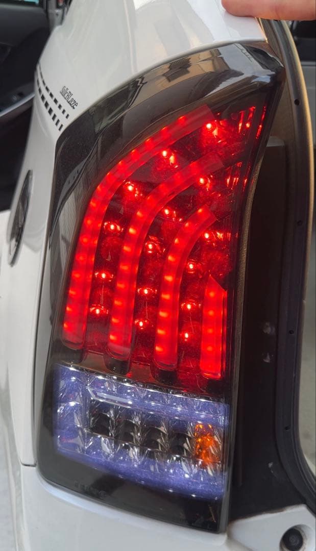 30 プリウス ヴァレンティ スモーク 流れる シーケンシャル テールランプ