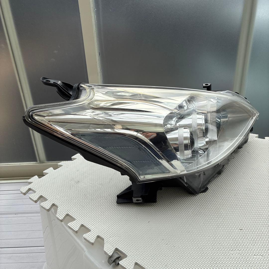 トヨタ　プリウスα前期 LED右ヘッドライト　47-42 補修箇所有り