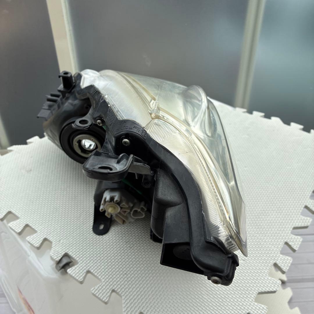 トヨタ　プリウスα前期 LED右ヘッドライト　47-42 補修箇所有り