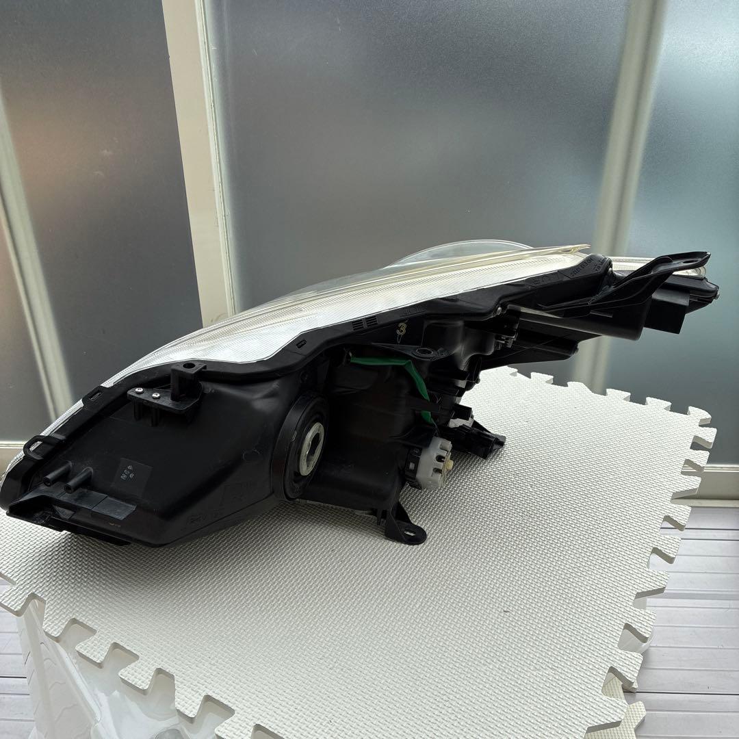 トヨタ　プリウスα前期 LED右ヘッドライト　47-42 補修箇所有り