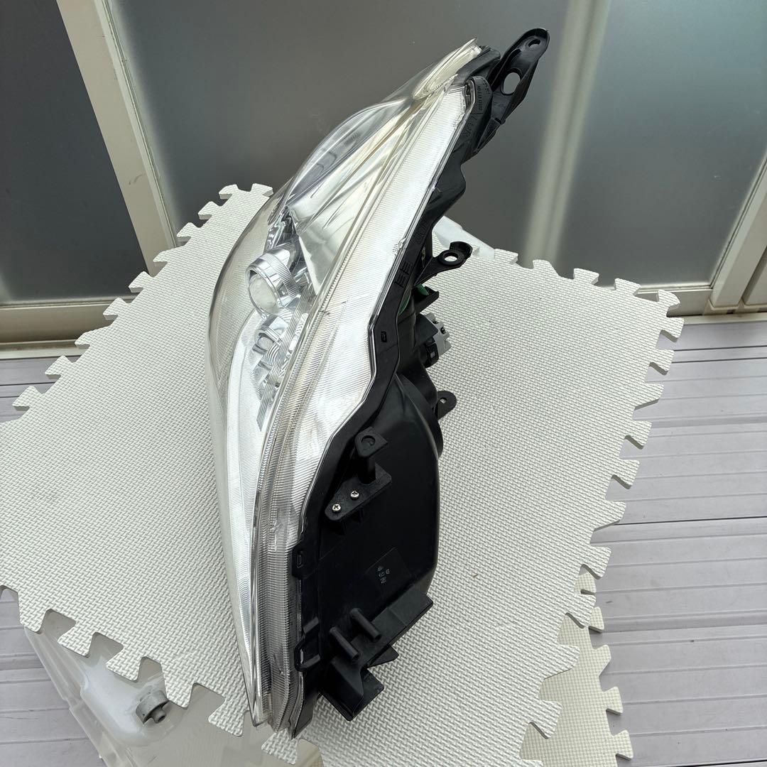 トヨタ　プリウスα前期 LED右ヘッドライト　47-42 補修箇所有り