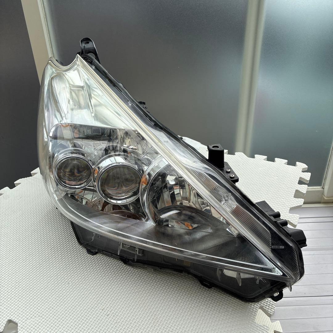 トヨタ　プリウスα前期 LED右ヘッドライト　47-42 補修箇所有り