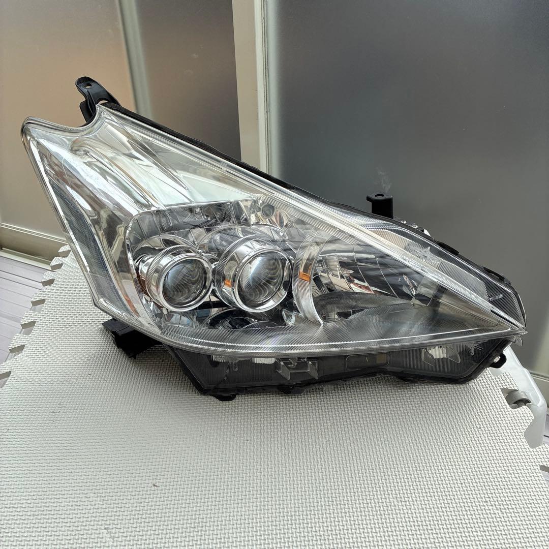 トヨタ　プリウスα前期 LED右ヘッドライト　47-42 補修箇所有り