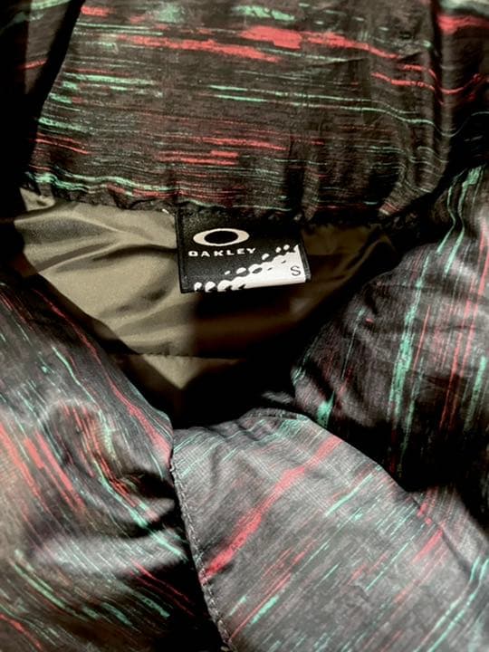 《超美品》OAKLEY オークリー 黒 ブラック ダウンジャケット
