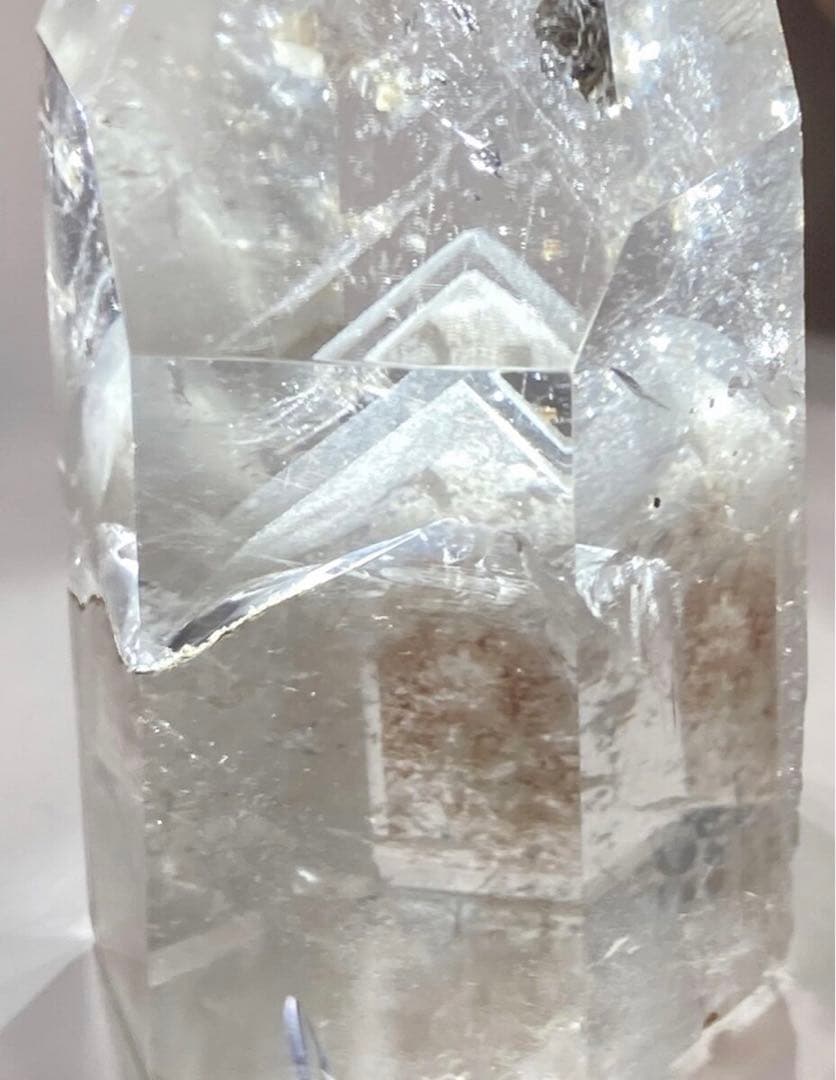 ホワイトファントム✨ キャルコパライト（黄銅鉱）入り　クリスタル　レインボー