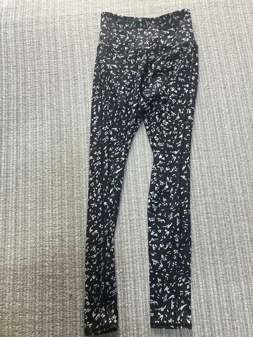 エミヨガ　emmi yoga 花柄風アニマルアート セットアップ　上下　白✖️黒