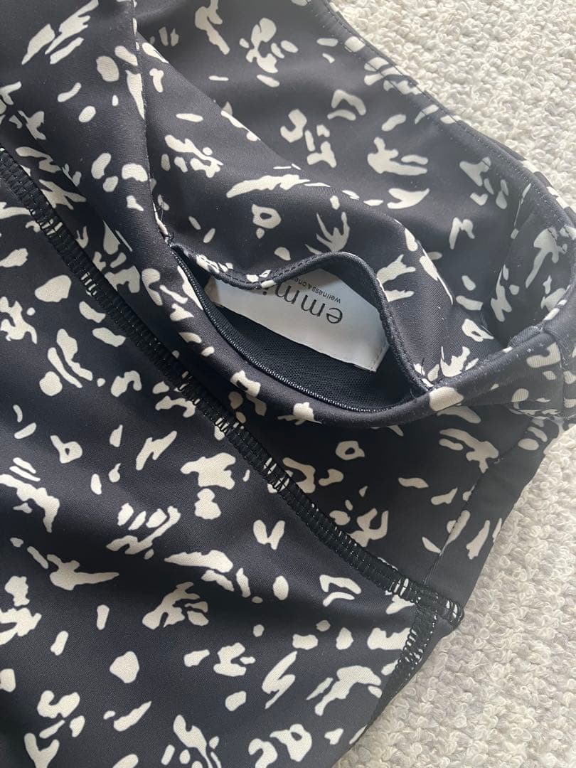 エミヨガ　emmi yoga 花柄風アニマルアート セットアップ　上下　白✖️黒