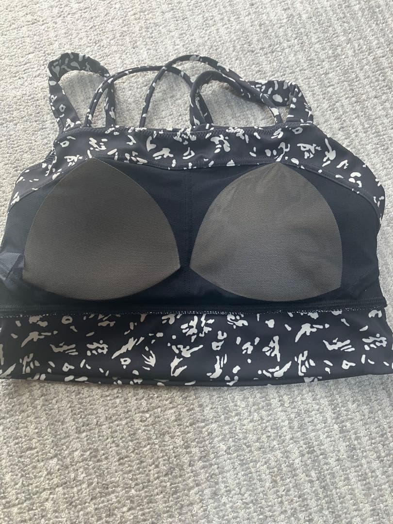 エミヨガ　emmi yoga 花柄風アニマルアート セットアップ　上下　白✖️黒