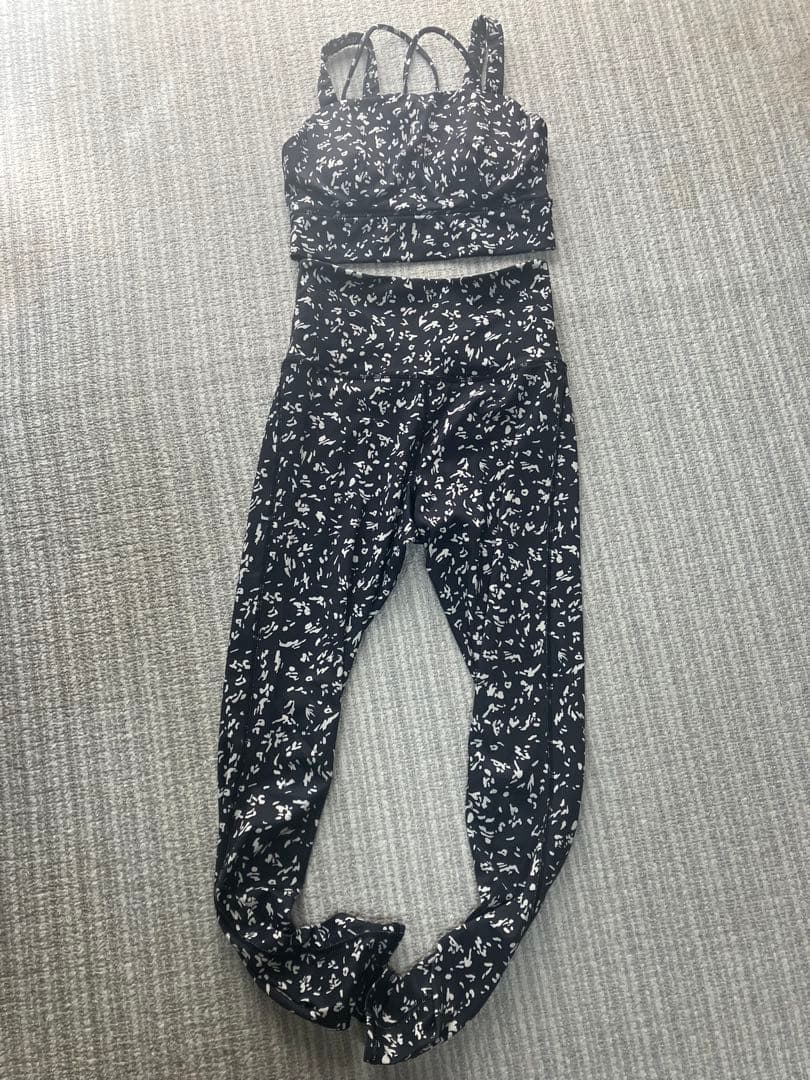 エミヨガ　emmi yoga 花柄風アニマルアート セットアップ　上下　白✖️黒