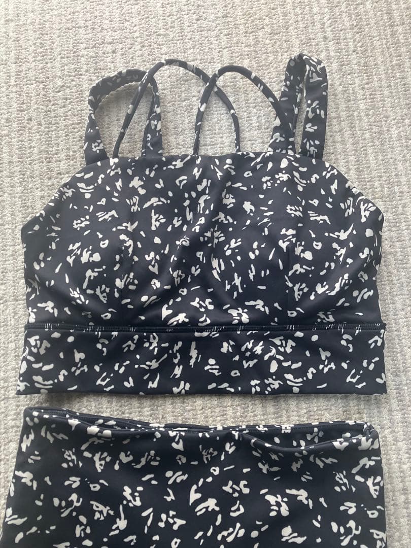 エミヨガ　emmi yoga 花柄風アニマルアート セットアップ　上下　白✖️黒