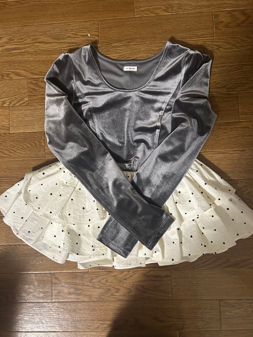 リリーブラウン ベロアペプラムフリルトップス