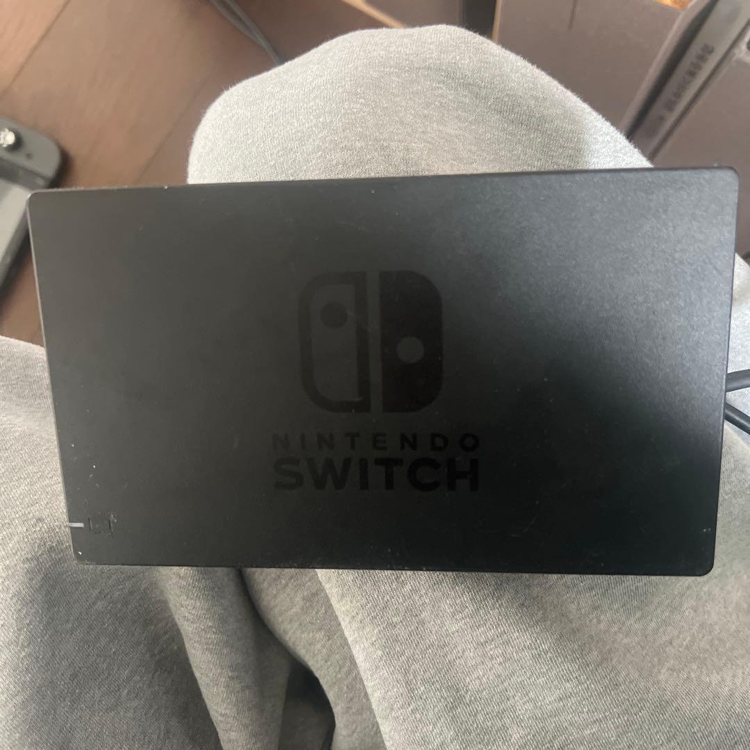 Nintendo Switch 本体と無線コントローラー