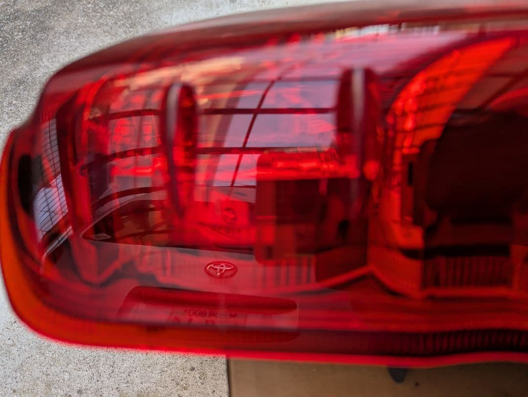 200系ハイエース純正テールライト