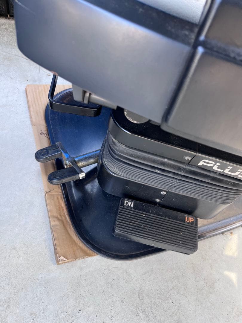 TAKARABELMONT製　電動バーバーチェア「PLUS」　美容院