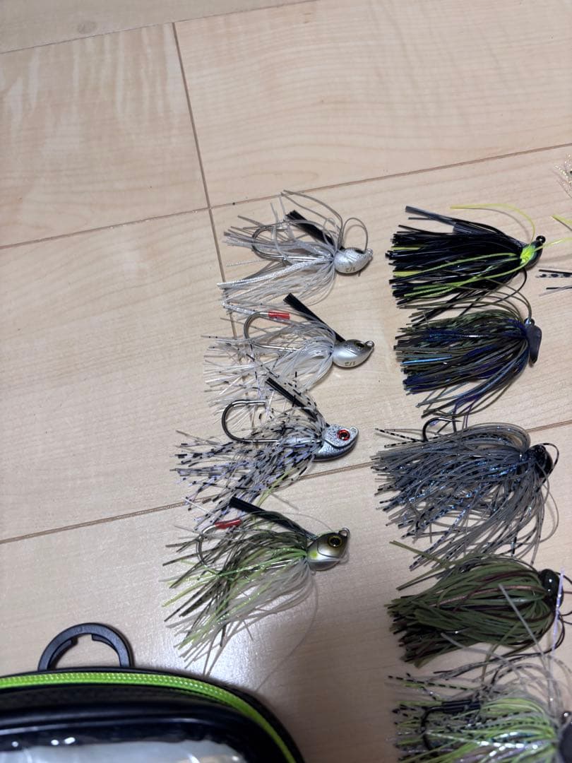 スピナーベイト、バスベイト、ラバージグ等(全23個)収納ケース付き