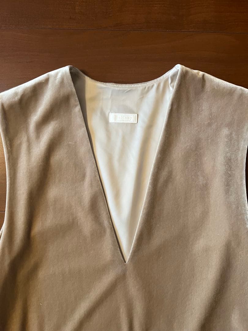 【新品未使用】Ballseyベージュ Vネック ノースリーブ ベスト
