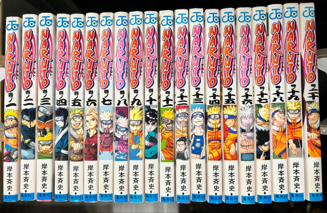 全72巻のNARUTOシリーズ(全巻初版)+おまけ(外伝)、良好な状態です。