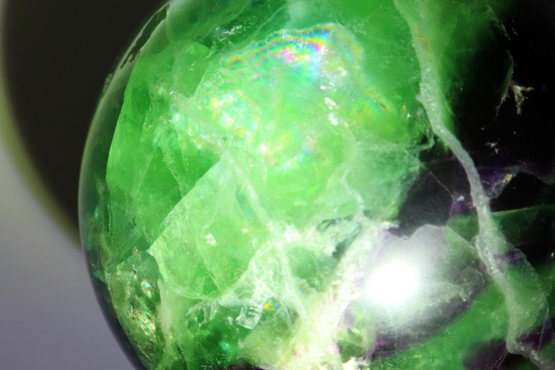 【本物保証】虹入り フローライト 1.5kg 丸玉 スフィア 天然石 送料無料