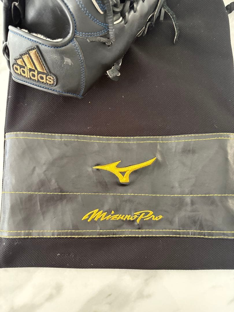 adidas 軟式グローブ 黒　右利き用