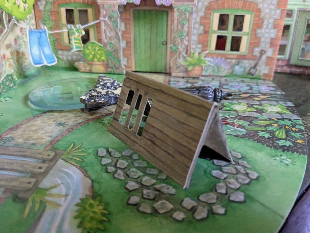 まるでドールハウスのよう♡紙で再現されたヴィクトリア朝のファームハウス　古書洋書