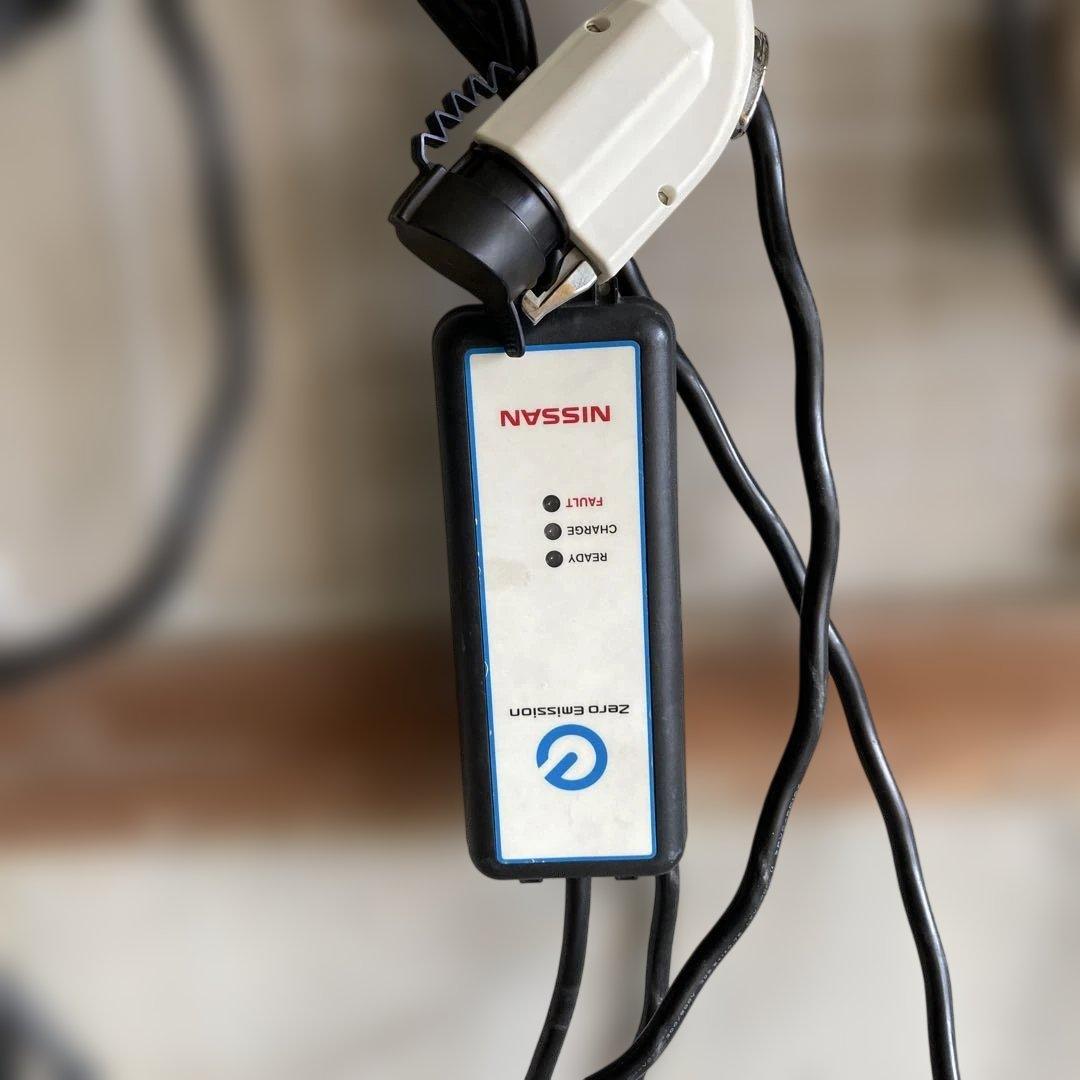 NISSAN 電気自動車　充電器