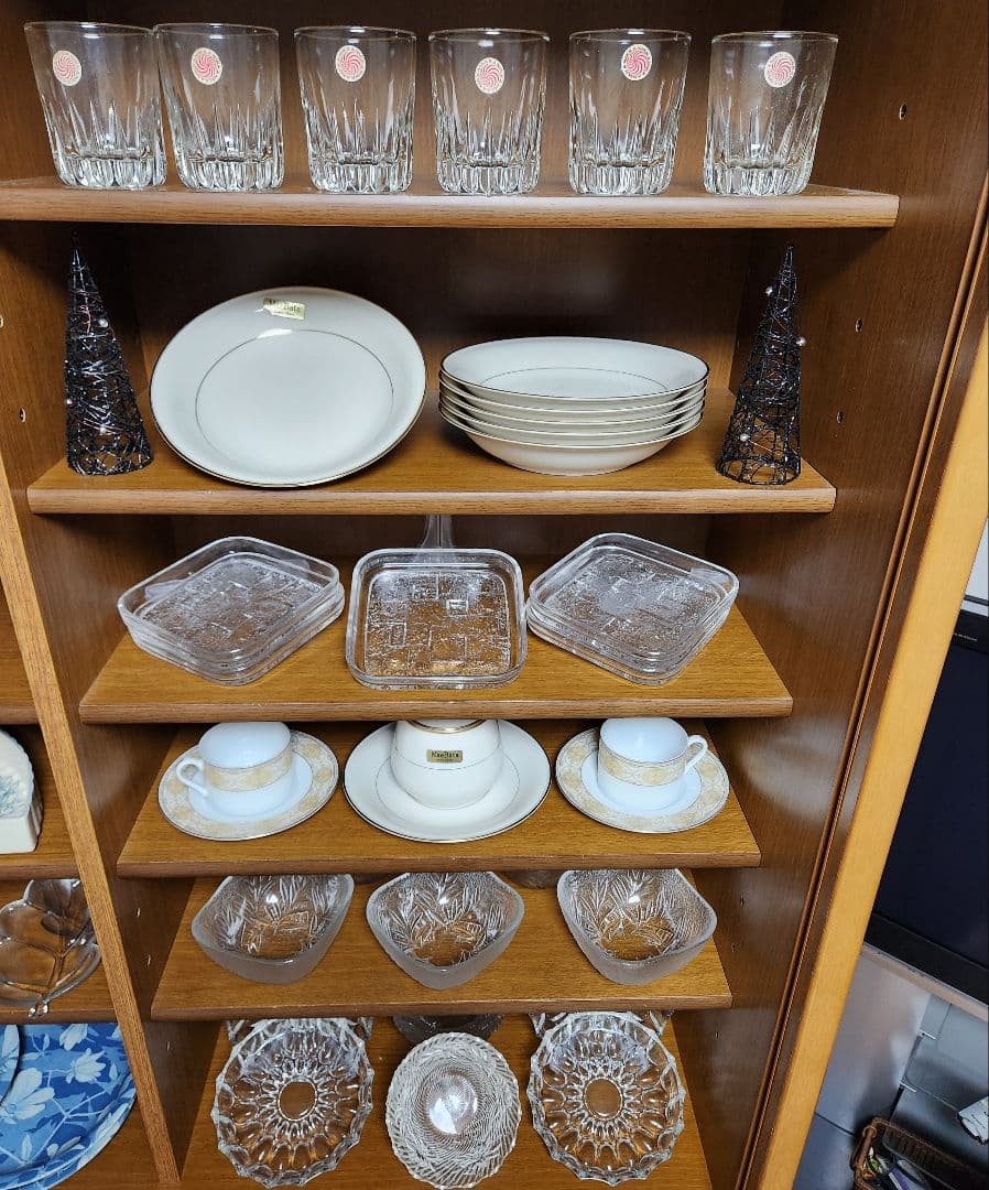 怪獣パンダ　食器棚2分割【大】食器類、ガラス.陶器【未使用品70品】