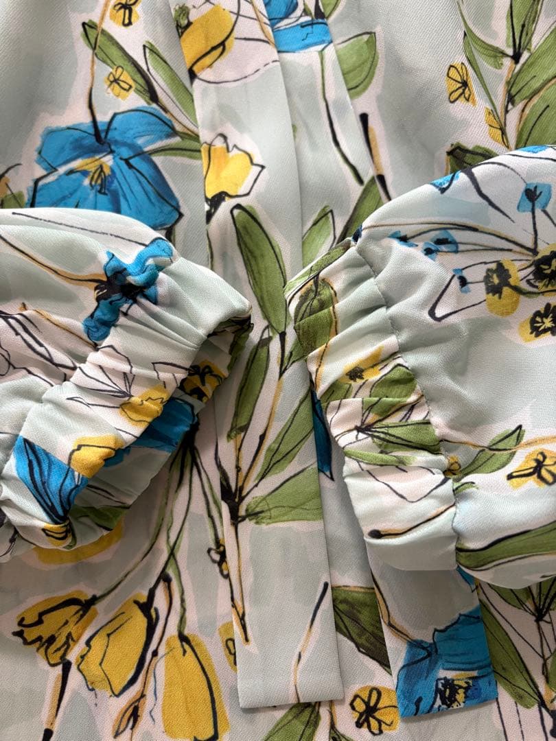 美品　トゥモローランドオキザリスフラワープリントボウタイギャザーブラウス　36